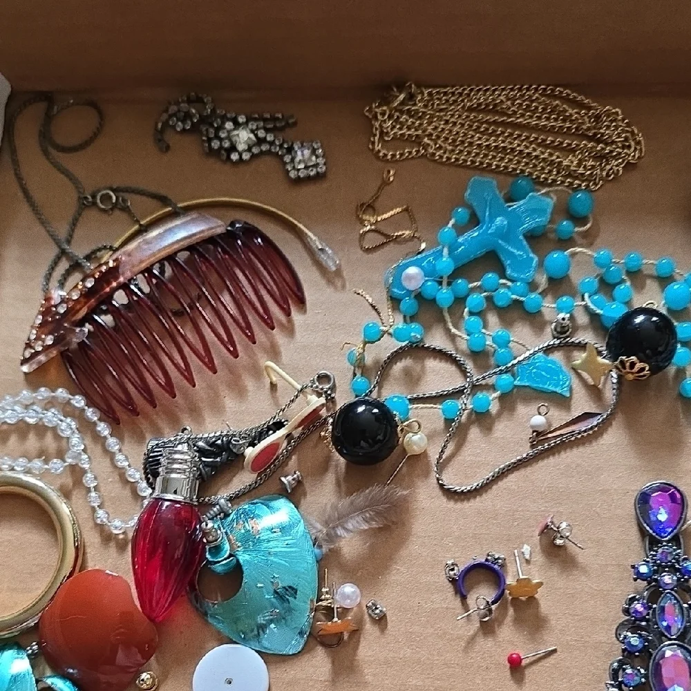 Broken Jewelry Pieces Lot - Picture 6 of 7